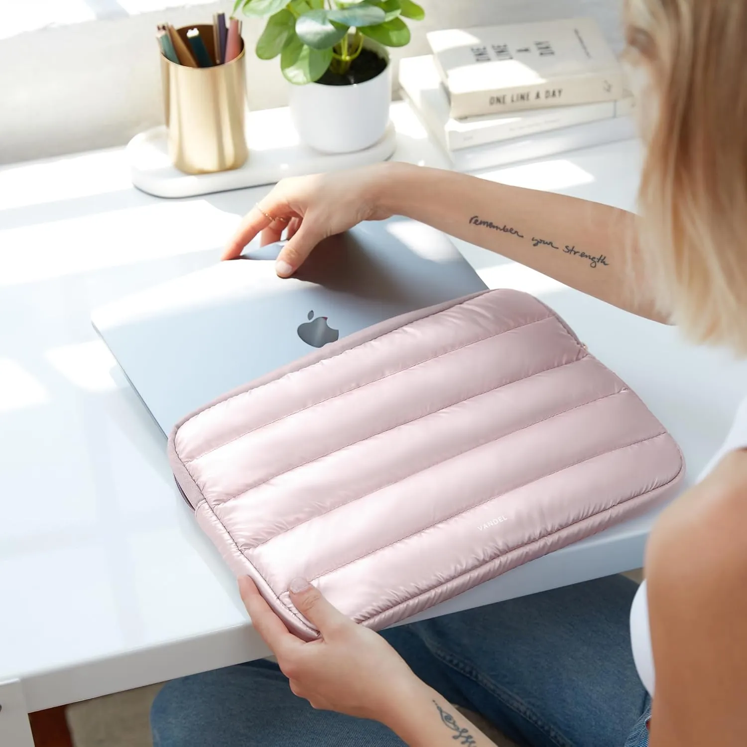VANDEL - The Original Puffy Laptop Sleeve 13-14 Inch. White Laptop Sleeve for Women. Carrying Case Cover MacBook Pro 14 in, MacBook Air 13 Inch, iPad Pro 12.9, Dell, Asus, HP